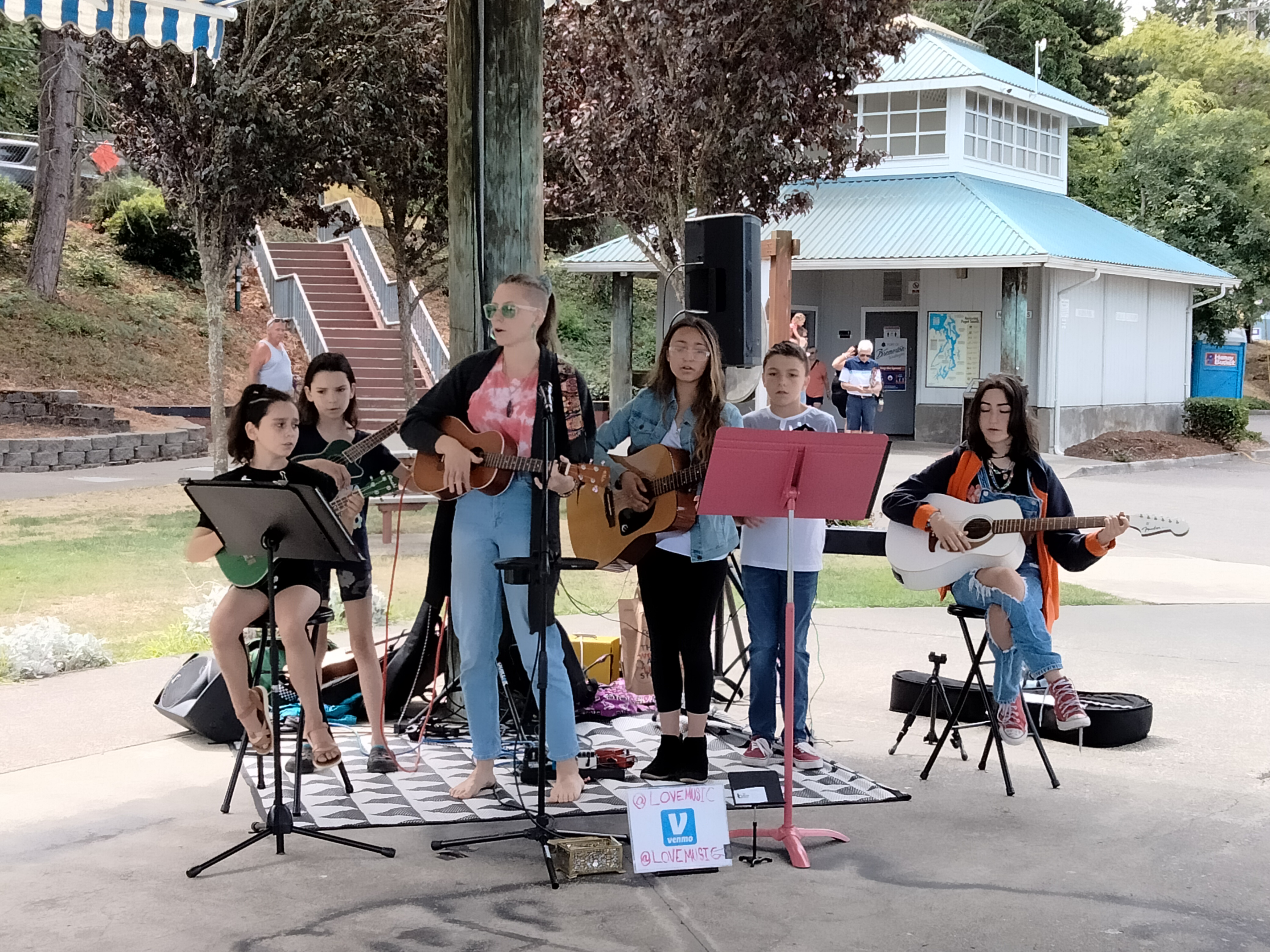 Hannah leading a ukulele class in a performance at the Port Orchard Farmer's Market.